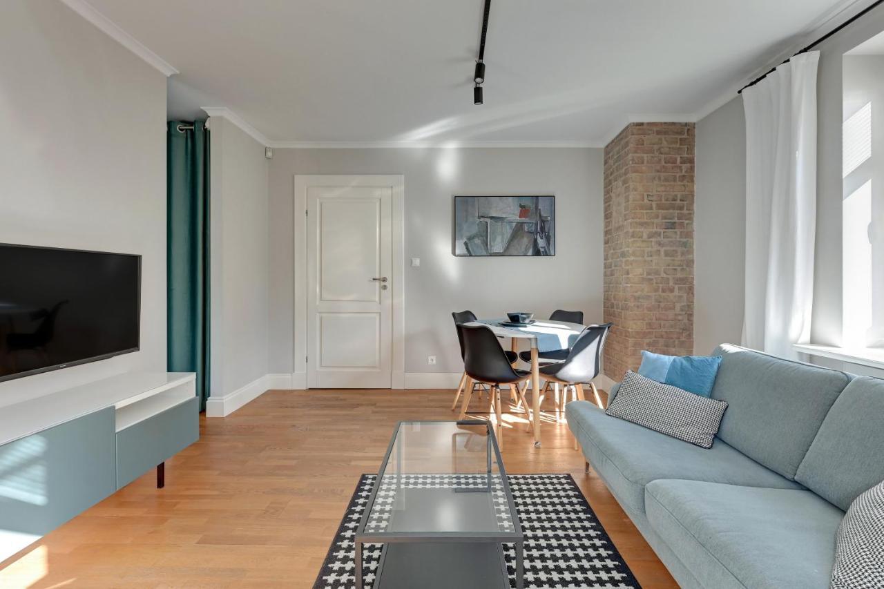 Grand - Entry - With Garden In *